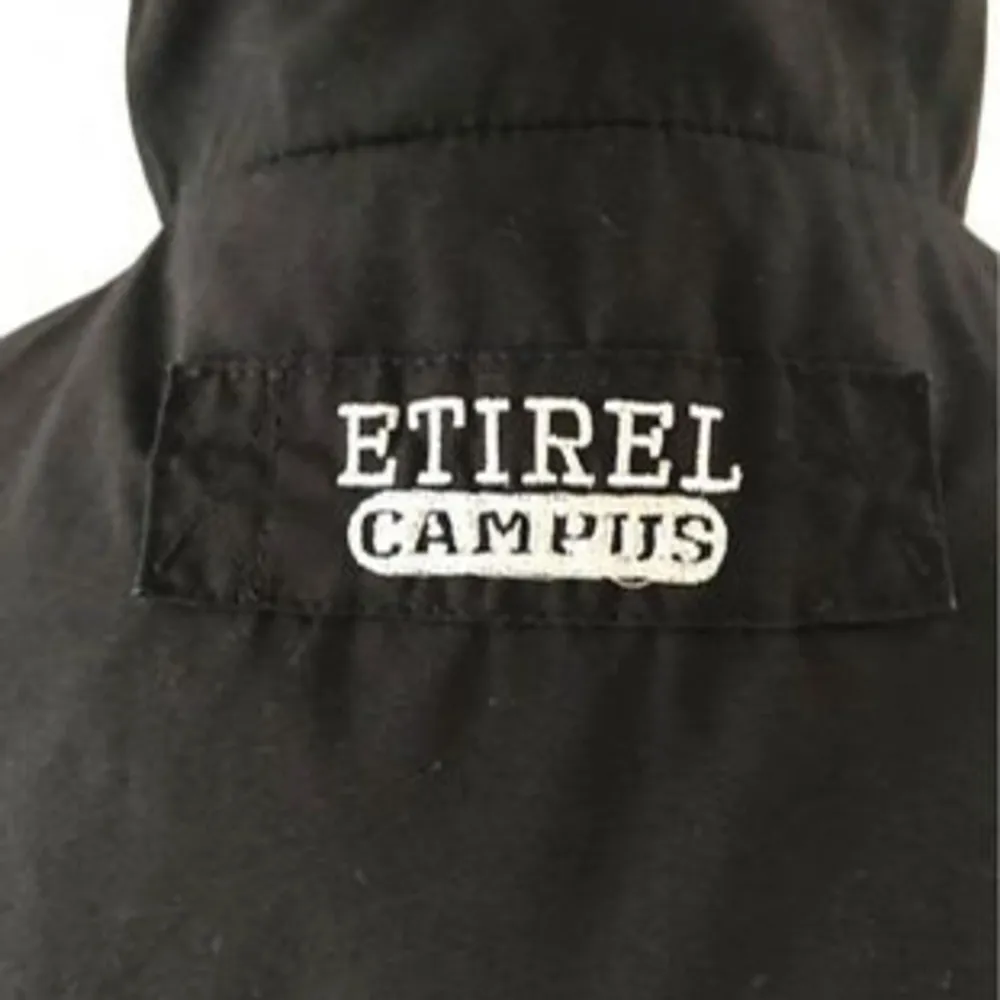 Etirel Campus Sportswear  Strl S Svart yttertyg Blå och vit rutigt foder med röda detaljer  Finns på Ekerö  Kan möta upp i Sundbyberg  Skickar gärna . Jackor.