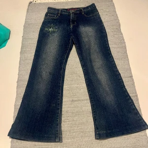 Bootcut jeans  - Bootcut jeans med coola detaljer! Midjemått 35cm innerbenslängd 73cm❤️‍🔥