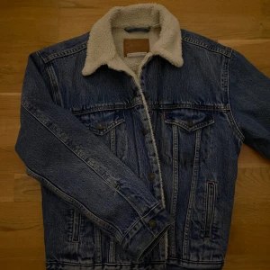 Levi’s Trucker Jacka - Säljer denna sköna jeans jackan efter den inte kommer till användning. Den har två fläckar på insidan av jackan (se bild 3).  Nypris 1470kr 