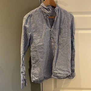 Linneskjorta  - Blå/vit randig linneskjorta som nästan aldrig kommit till användning. Skick 10/10 och perfekt inför sommaren 🌟