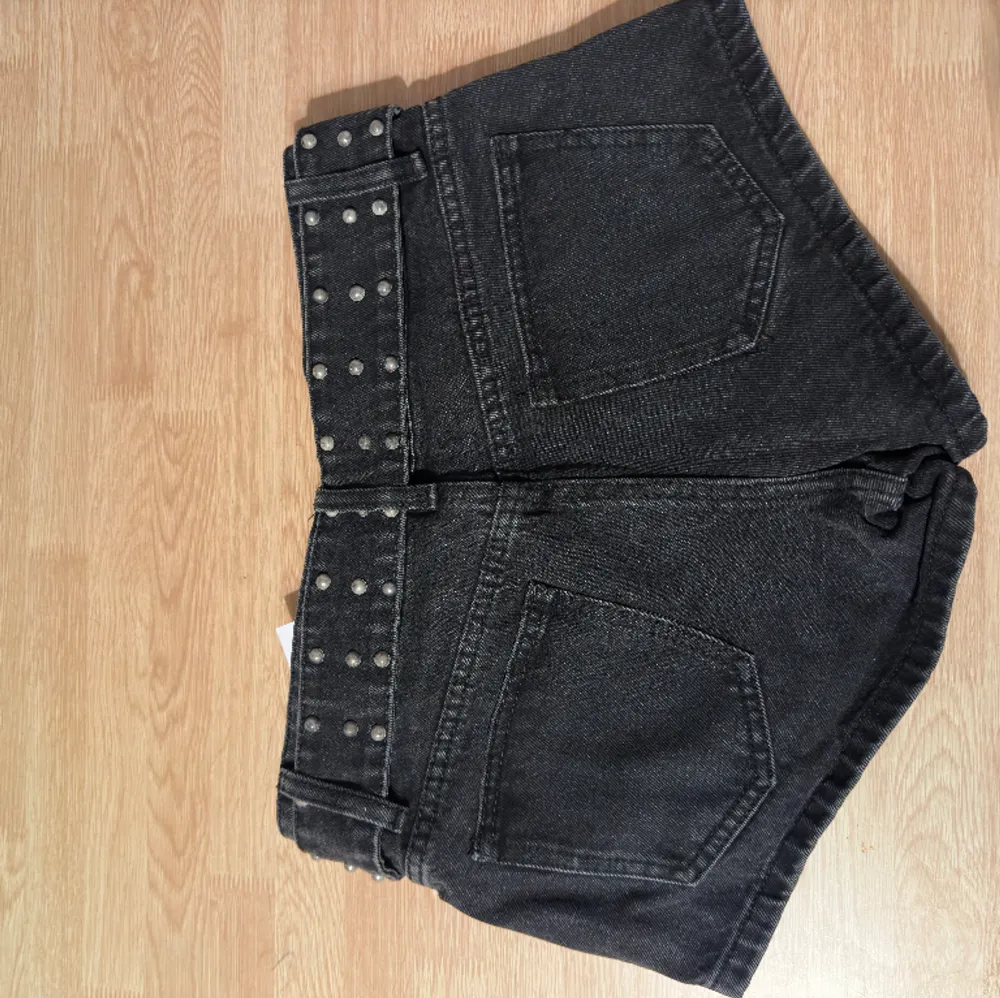 Ett par svarta jeansshorts från Adika! Oanvända pga för liten för mig mig. . Shorts.