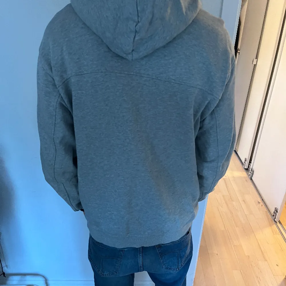 En riktigt snygg hoodie att ha under sin overshirt speciellt men även som man kan ha hemma. Han på bilden är 182cm.Skriv för funderingar. Hoodies.