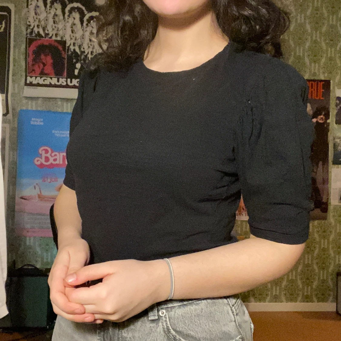 svart tröja med puffärmar