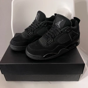 Jordan 4 black cats - Super snygga jordans som passar alla outfits man kan tänka sig och har används bara ett fåtal gånger. Jätte bra skick på skorna! Dem är tyvärr för stora för mig så behöver sälja dem. Pris kan såklart diskuteras och skriv om det behövs fler bilder💞💞💞