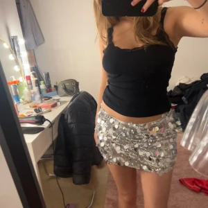 Paljett kjol - Låg midjad paljett kjol. Helt ny aldrig använd köpt för 150💕