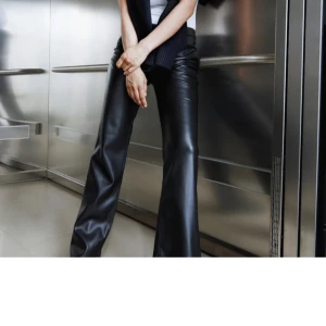 Säljer dessa sååå fina skinnbyxor från bikbok  - Så fina och inte alls mycket använda  Nypris: 599 Mitt pris: 280