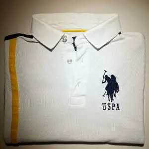 Riktigt snygg U.S. Polo Assn i riktigt bra skick:(9/10). Den är sparsamt använd och nypris är 399kr. Snygg nu till vår och sommar. Passar storlek Xs i vuxenstorlek. Köp fler i min profil och få mängdrabatt och fri frakt. Skriv för fler frågor! //Carl