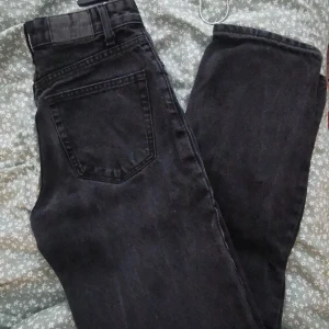 rak högmidja jeans - sitter tight vid höften 