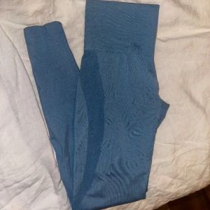 NVGTN tights - Nvgtn tigts i färgen ”sky blue” stlr S, knappt använda. Skickar gärna bättre bilder om så önskas.