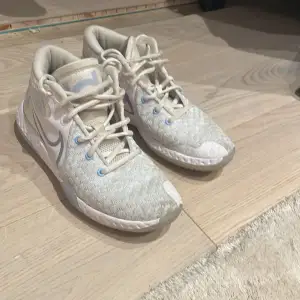 Nike KD trey 5 VIII Galet bra traction och cushion. Dom är discontinued så dom går inte att köpa längre för mindre än 3000kr så dom är ganska rare.