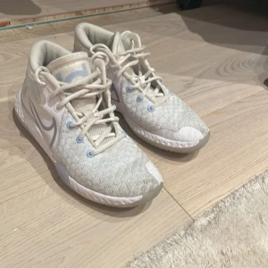 Nike KD trey 5 VIII - Nike KD trey 5 VIII Galet bra traction och cushion. Dom är discontinued så dom går inte att köpa längre för mindre än 3000kr så dom är ganska rare. Bank konto funkar er tar endast emot kontanter möts upp i stockholm