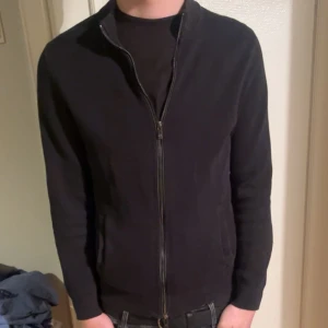 Massimo dutti  - Säljer min massimo dutti fullzip i storlek S . Den har inga defekter, den är sparsamt använd. Passar bra till alla årstider. Skriv ifall ni har några frågor så är det bara att dma. Först till kvarn😊