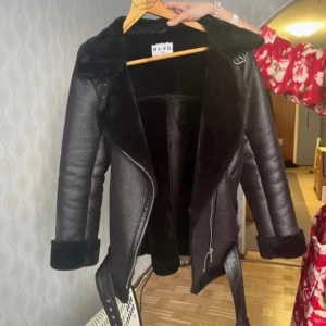 Vår & vinterjacka :) - Använd fåtal gånger och säljer den för 500kr ( nypris 800kr) öppen för bud. Storlek M men passar även S