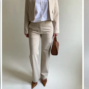 Djerf avenue - Helt nya djerf avenue byxor ”day to day pants cream tall” prislappen sitter kvar, aldrig använda, köpta för 1599kr