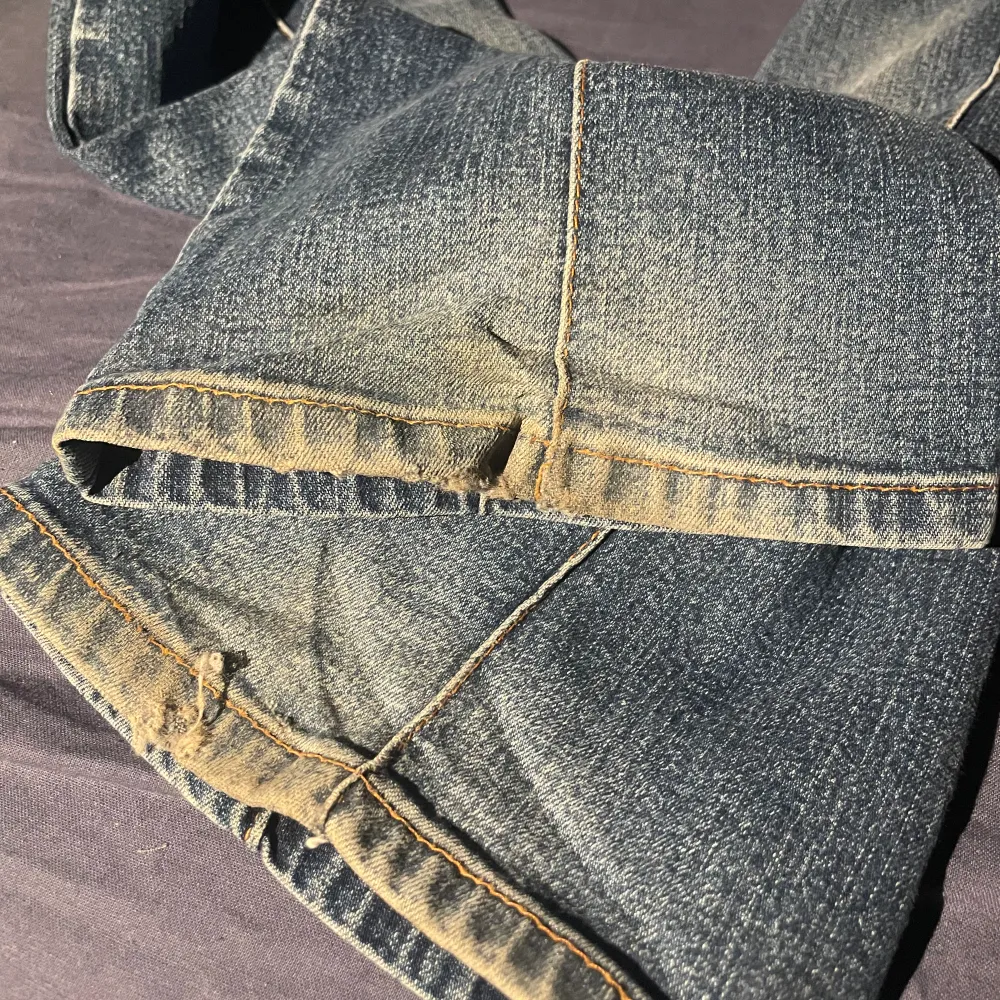 Miss sixty jeans i superbra skick med dragkedja bak, endast lite nedtrampade/smutsiga som syns på sista bilden. Knappt använda. Jag är 164💘 Midjemått : 34cm, innerben : 84cm. Jeans & Byxor.