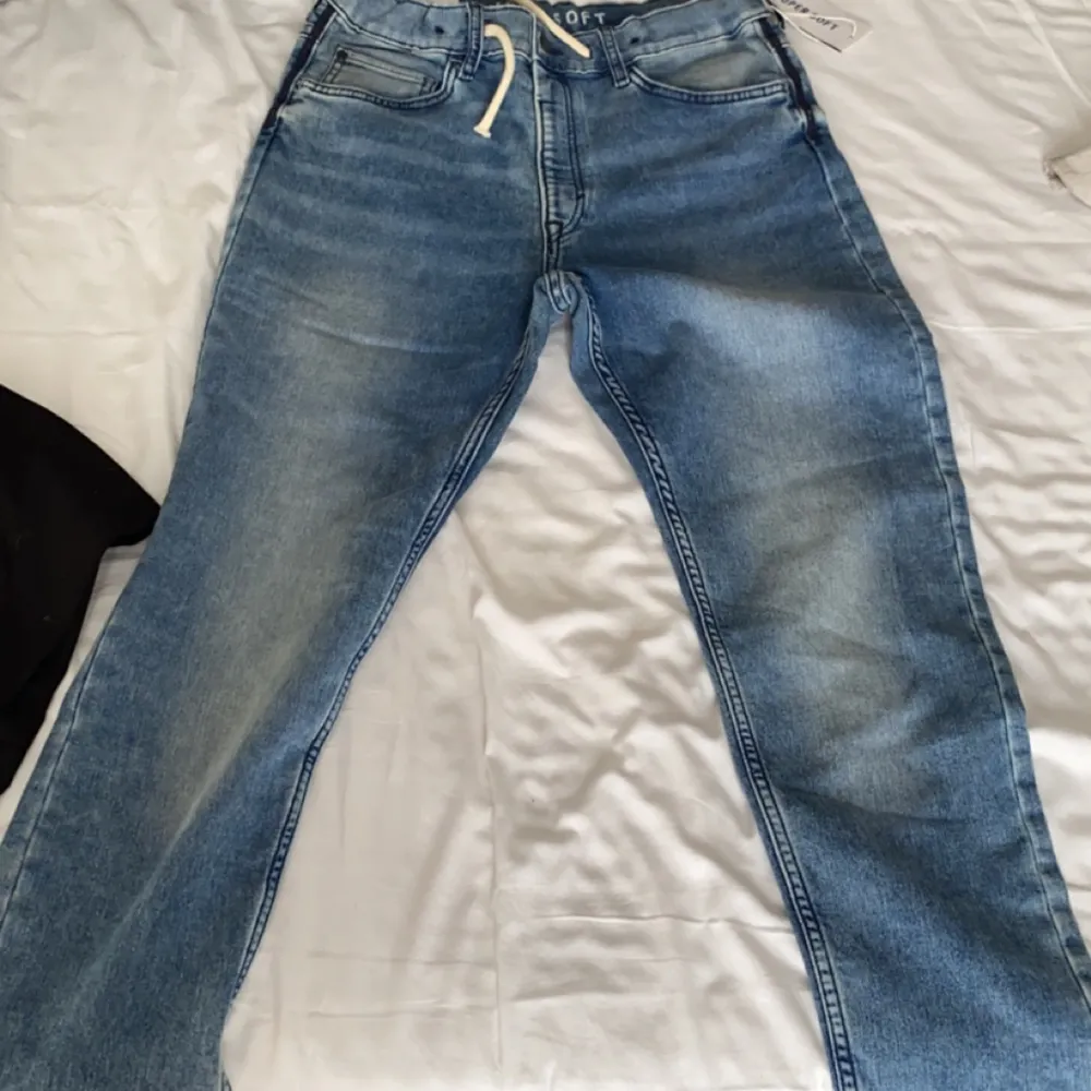 Hej, helt oanvända jeans. Har kvar prislapp och allt, storlek 164. Pris kan diskuteras!!. Jeans & Byxor.