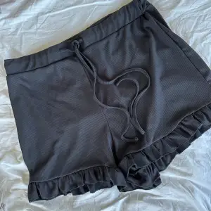 Svarta shorts i ett skönt, mjukt material. Storlek L. 