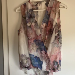 Blus utan ärm - Skir blus utan ärm. Fint skick Köpt på hm. 