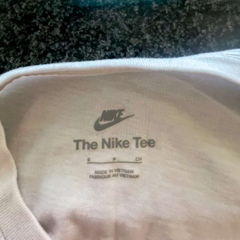 Säljer den här tvär sköna Nike tröjan för billigt pris ✅. Sparsamt andvänd skick. Priset går att diskutera vid snabbaffär. T-shirts.