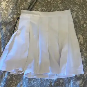 Fin kjol från new yorker. Aldrig använd så prislappen sitter kvar. Köpte för 189kr. Skriv för fler bilder eller vid frågor!;) 