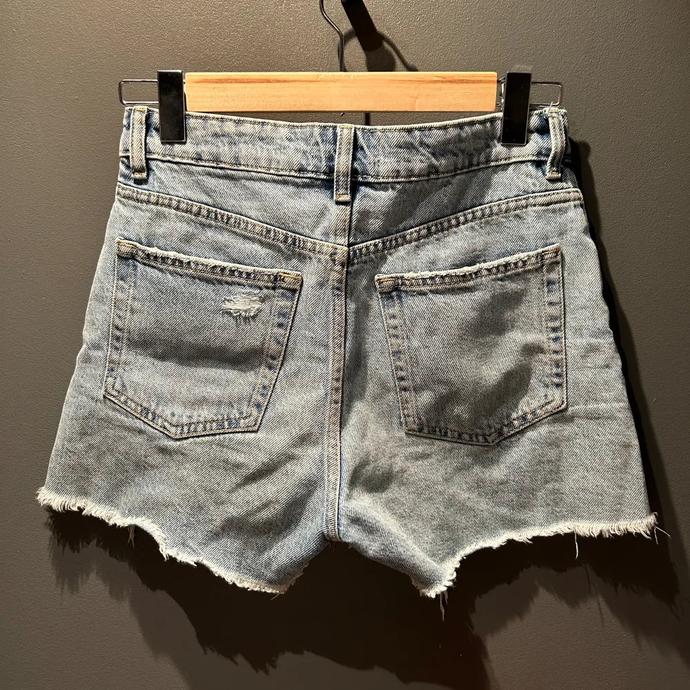 Snyggt slitna jeansshorts. Stl 36 från HM. Shorts.