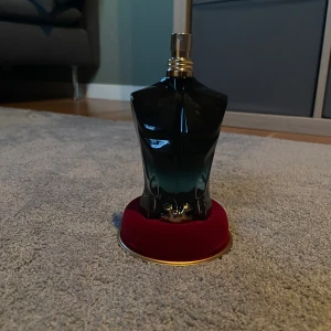 Jean paul gaultier le beau le parfum - 75ml. Säljs samt kan bytas mot andra parfymer. Ca 74 ml kvar har bara kört 3 sprut så ca 75-74 ml kvar. Hör av er vid frågor Mvh Axel. 