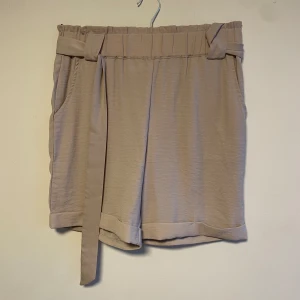 Shorts  - Beigea shorts med knyte i midjan 
