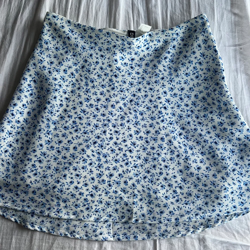 så fin blommig kjol från h&m’s divieded avdelning i storlek 34, använd mycket men i fint skick. Kjolar.