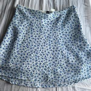 så fin blommig kjol från h&m’s divieded avdelning i storlek 34, använd mycket men i fint skick