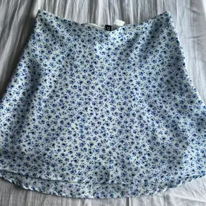 så fin blommig kjol från h&m’s divieded avdelning i storlek 34, använd mycket men i fint skick