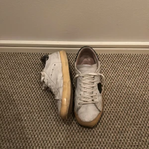 Phillipe Model skor - Väldigt fina skor perfekta till sommaren, storlek 42 men passar 43. Ganska bra skick men inte helt nya. Kontakta om ni har någon fråga⭐️🔥