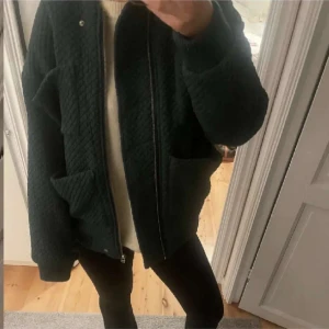 Grön jacka med fickor  - Jätte fin grön jacka från Carin Wester❤️ storlek XS men är ganska overzised💞 knappt använd och har fickor i fram❤️