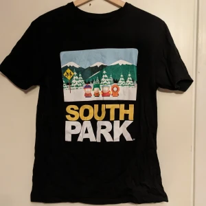 South Park t-shirt  - Köptes på en second hand i London. trycket ser ut som nytt. OBS!!! står storlek L men den sitter mer som en S-M Pris kan diskuteras 