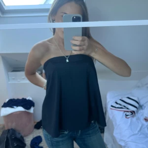 Tubtopp - Säljer nu min supersnygga tubtopp från cos, då den är lite för stor för mig! Band som går att fästa i toppen skickas med i paketet🩷toppen är i nyskick!