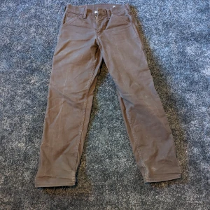 Levi workwear fit  - säljer mina Bruna workwear Levis för dom inte kommer till andväning längre. Byxornar skick är nästan helt nytt, eftersom de bara har blivit andvända ett fåtal gånger. nytt pris är runt 1200 kr mitt pris 750kr men kan diskuteras vid snabb affär