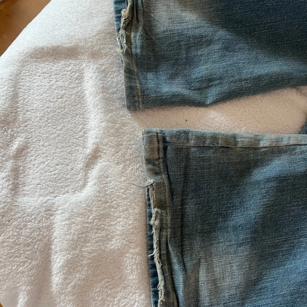 Jättefina bootcut jeans från wrangler, säljer eftersom de inte kommer till användning så ofta💞 Lite nedtrampade men inget man tänker på (se bild 3). Jeans & Byxor.