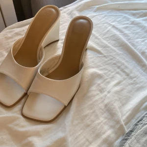 Klackskor  -  säljer nu mina fina klack skor. De är i storlek 40 och knappt använda. Passar även 39 och 41. 