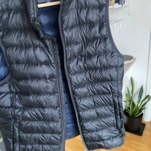 Mörkblå dunväst - Säljer en mörkblå dunväst från dressman. Knappt använd så i väldigt bra skick.