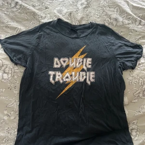 T-shirt  - Mörkgrå T-shirt från Ginatricot i storlek M