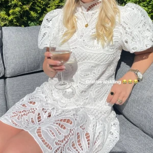 Magisk studentklänning  - Säljer min otroliga studentklänning, använd 1 gång, köpt från two angles.