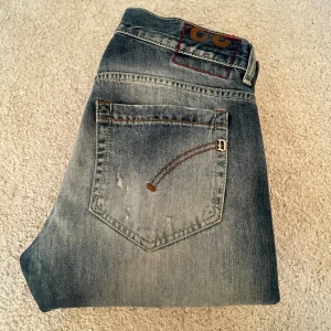 Dondup George - Hej, Säljer nu mina super snygga dondup jeans som är i modellen "george".Jeansen är i storlek 33 men passar mindre. Jag på bilden är ungefär 180 och väger 68kg. Nypris ~ 3000kr mitt pris 1050kr. Hör av er vid frågor eller funderingar! 🤝🏻