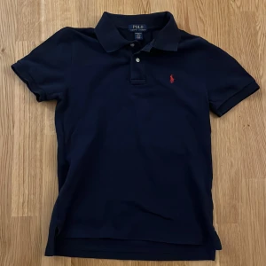 Ralph lauren pikétröja  - Äkta Ralph lauren i fint skick inga håll inte nåt trasigt någonstans. Precis som ny 