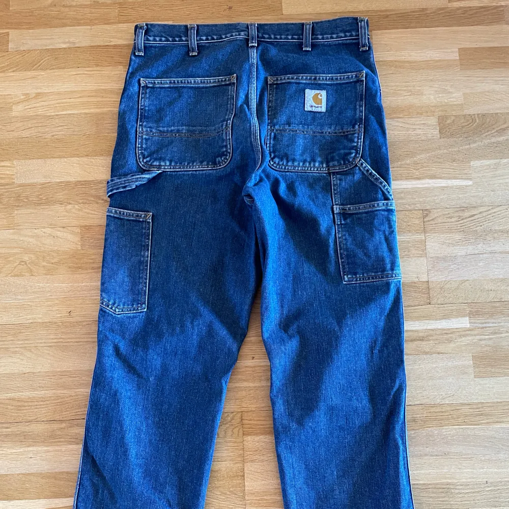 Skitsnygga carhartt jeans (carhartt single knee pant) i mycket gott skick. Skriv för frågor eller mått🥰. Jeans & Byxor.