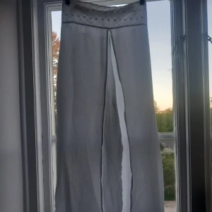 Perfecta långkjolen för sommaren🩷 - Vit långkjol med små blommor högst upp😍