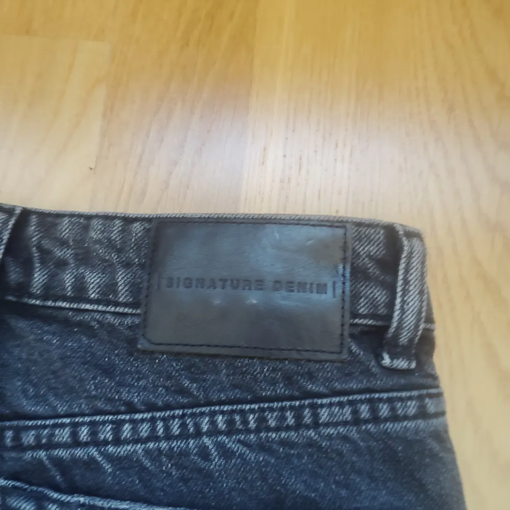Säljer dessa jeans i storlek 34 från Zara. De är i riktigt bra skick och jag säljer dom för att de inte passar mig längre. Det finns inga fläckar på plagget.. Jeans & Byxor.