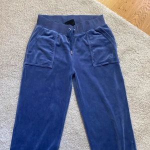 Blåa juicy couture  - Säljer mina juicy couture då dom inte anspänds längre. Str s. Dom har två små defekter dom ni ser på bilden.❤️