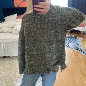 Cool stickad tröja - Så himla snygg jag älskar denna. Säljer bara på grund av att den är för stor och kunde inte lämna tillbaka den för att jag var för sent ute…Den är alltså aldrig använd, helt ny!