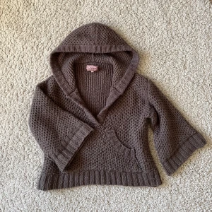 Stickad tröja  - Så najs virkad tröja med trekvartsärm och luva! Den är barnstorlek men sitter fint ändå! Lite cropped💘