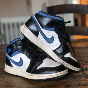 NIKE AIR JORDANS - Säljer pga för små!  Skriv om du har några frågor🙂 Köpare står för frakt!