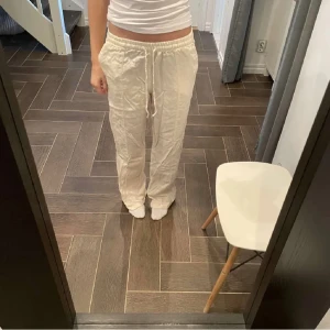 Linnebyxor - Jättesöta linnebyxor i strl 158 som jag hade förra sommaren🥰🥰 tyvärr så är de för korta för mig nu men de är i nästan nyskick och har inga fläckar! (Kan posta vid östermalm/t centralen, jag bor i lidingö)